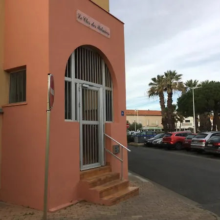 Dans Avec Piscine Apartment *